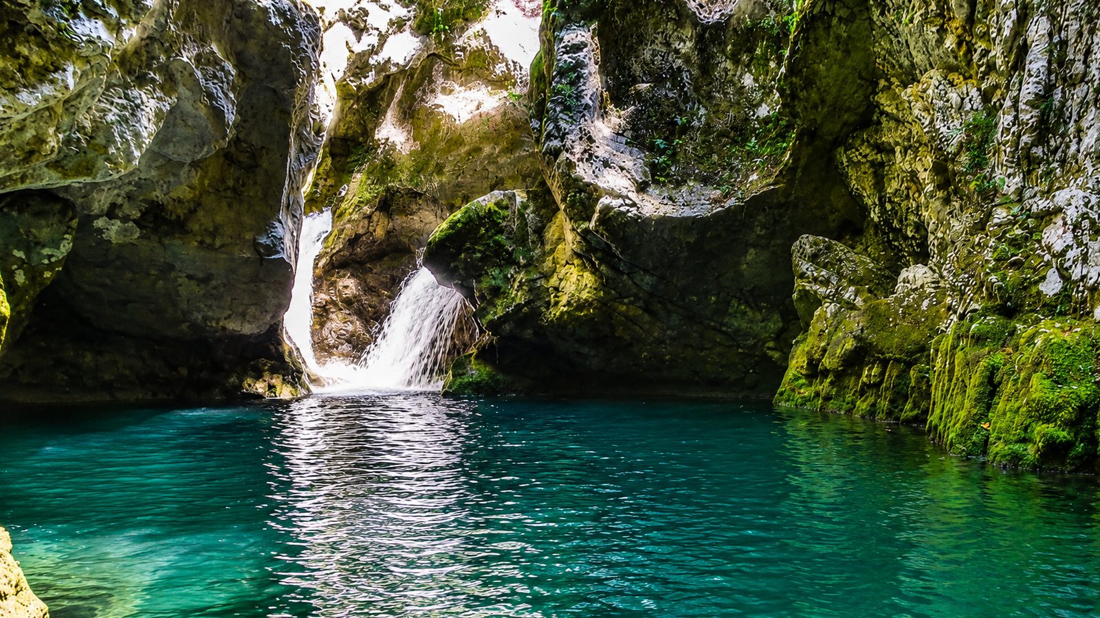 Kanjoning u kanjonu Nevidio među stijenama, vodom i zelenilom